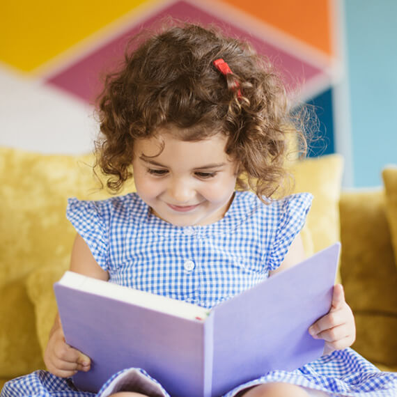 Accueil 9 beautiful little smiling girl with dark curly hair 59R4XAQ