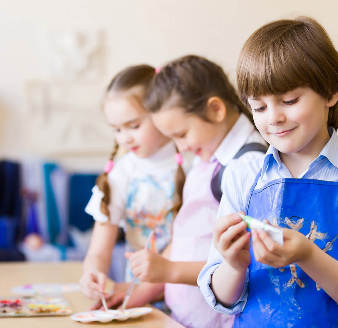 Accueil 2 children drawing and painting P56BV2V