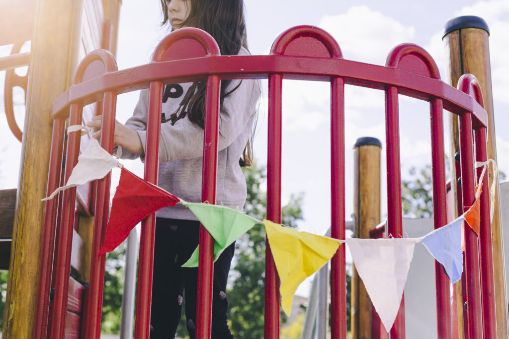 Temps forts 3 fille de culture suspendue guirlande sur le terrain de jeu